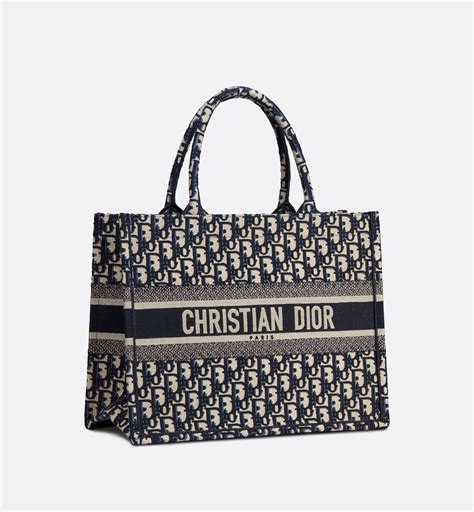 กระเป๋า dior book tote ราคา|กระเป๋า Medium Dior Book Tote.